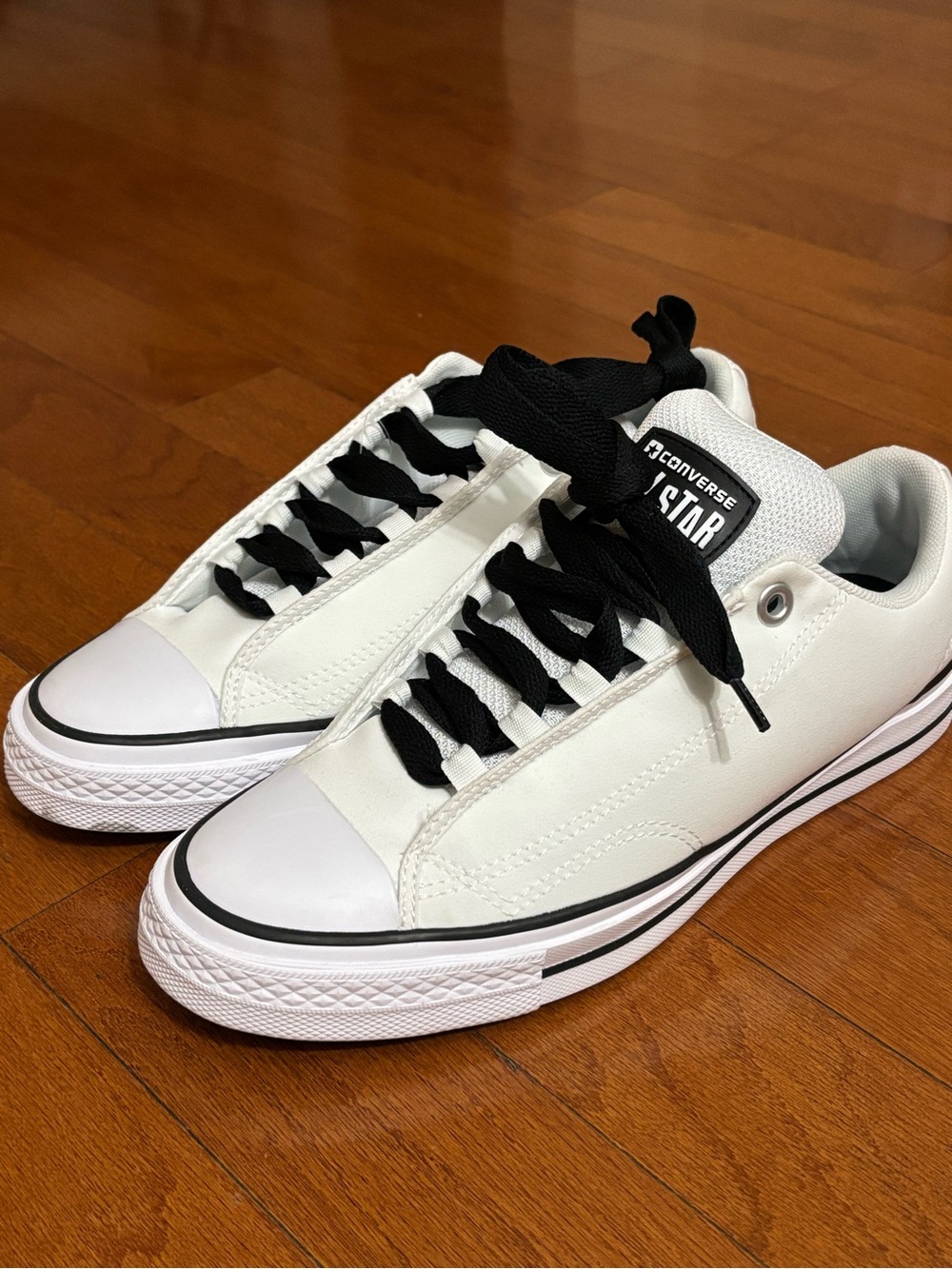 Converse Chuck Taylor All Star Low Top Lace-Up Sneakers / White Black /A14722C